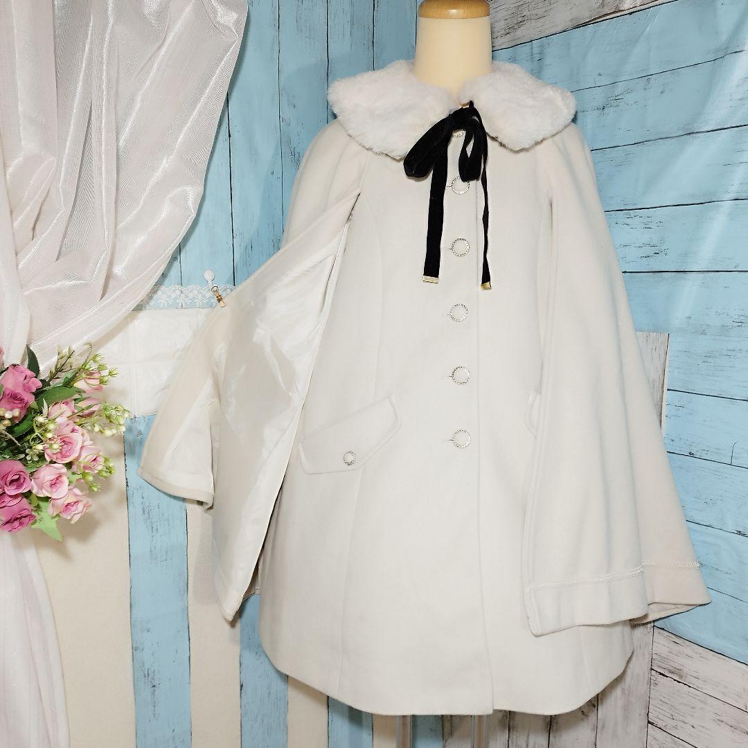 axes femme ファー襟付き ケープコート ベルト付き オフホワイト