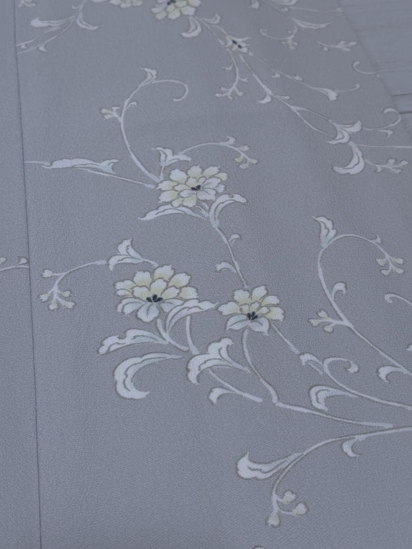 着物12　くるり　東レシルック　唐草紋様袷着物　グレー　身丈１６５裄丈６７cm