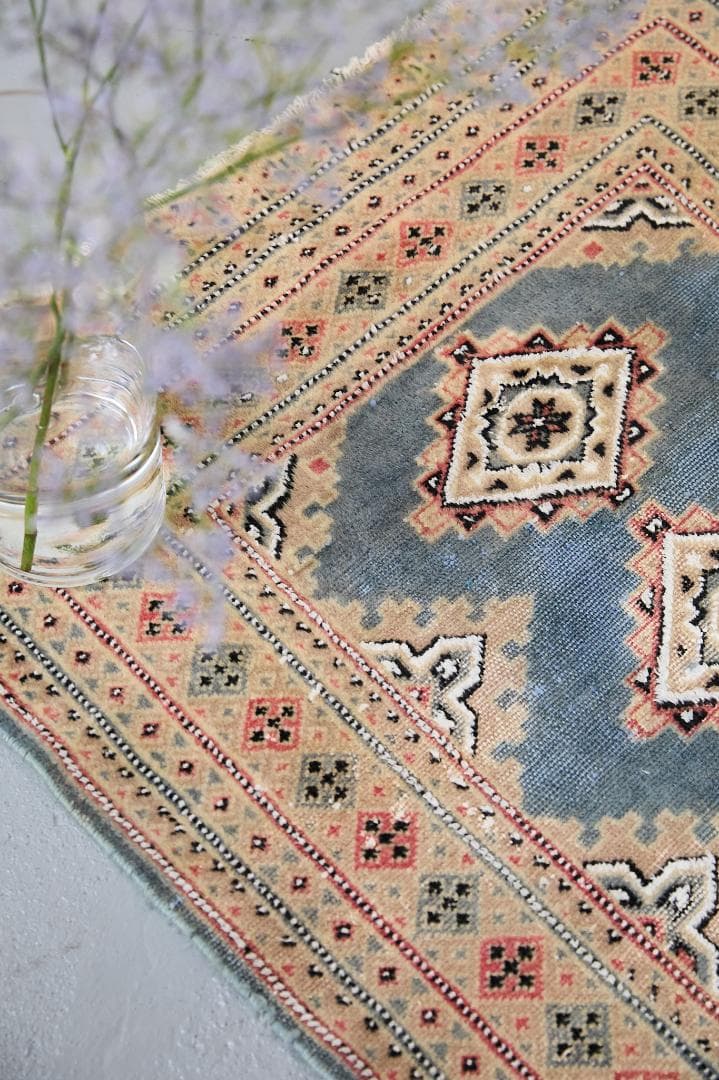 ヴィンテージラグ　トライバルラグ　パキスタン産（113×78cm）青　ベージュ