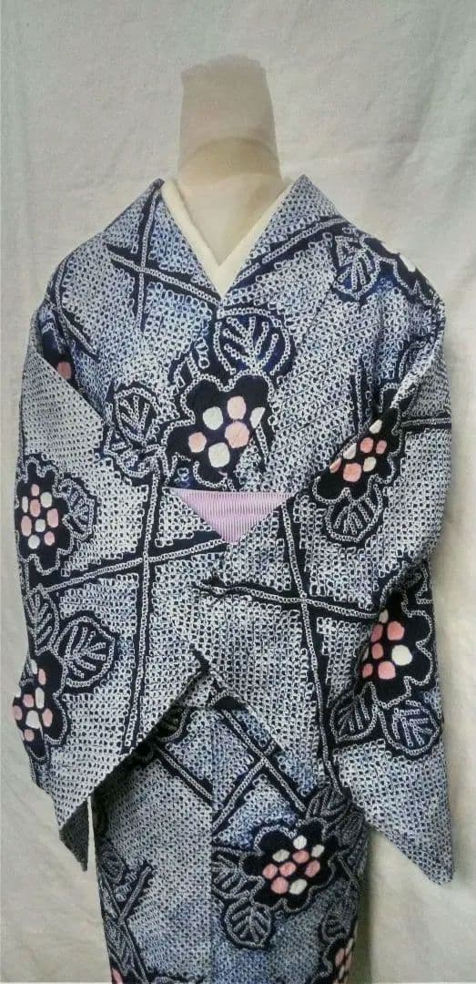 有松総絞り浴衣小紋、紺色生地に全体に花柄入