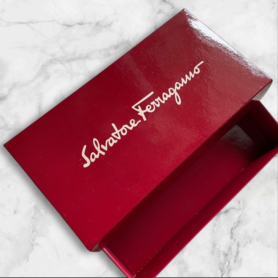 【美品】Salvatore Ferragamo 黒 長財布