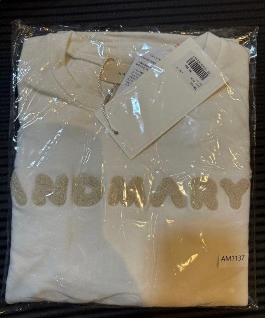 andmary Mary logo tops ベージュ