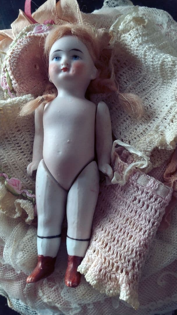 Hertwig❀アンティークビスクドール　おさげの女の子♪小物付