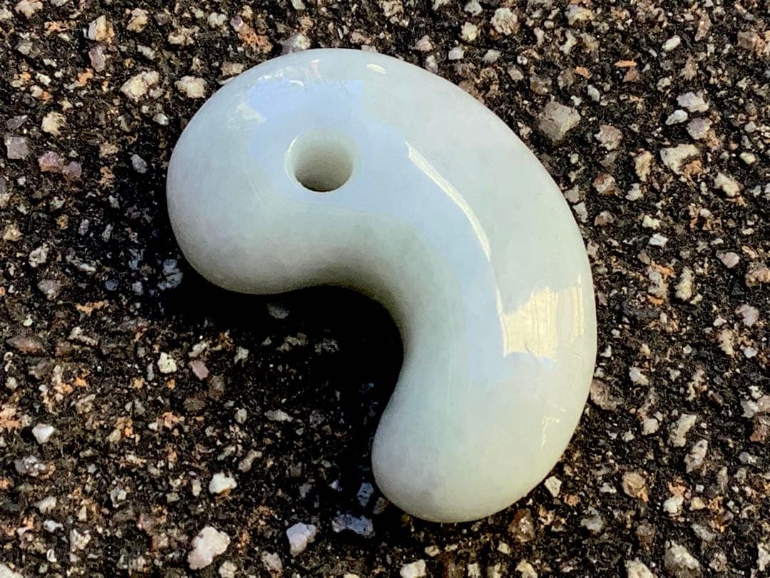 1点限り‼️本物ジェダイト糸魚川翡翠勾玉　氷の世界へアイスジェイド鑑定機関鑑別書付