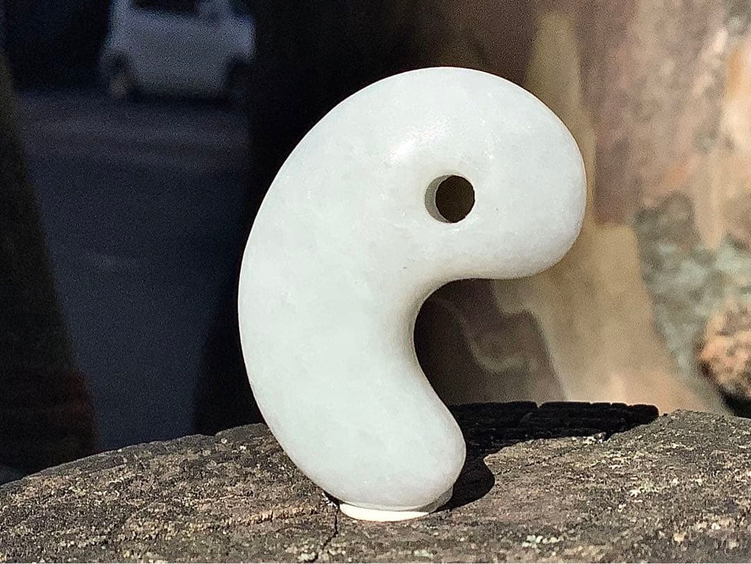 1点限り‼️本物ジェダイト糸魚川翡翠勾玉　氷の世界へアイスジェイド鑑定機関鑑別書付