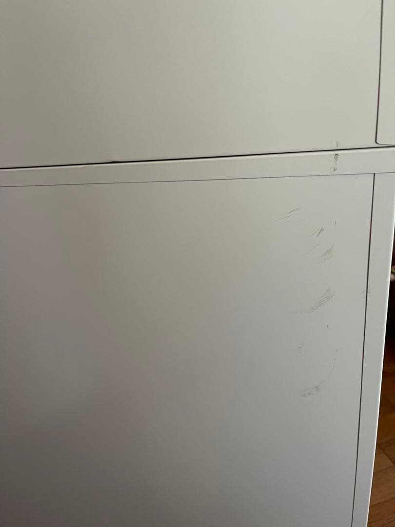 鍵付きオフホワイトキャビネット 上部ガラス扉付き