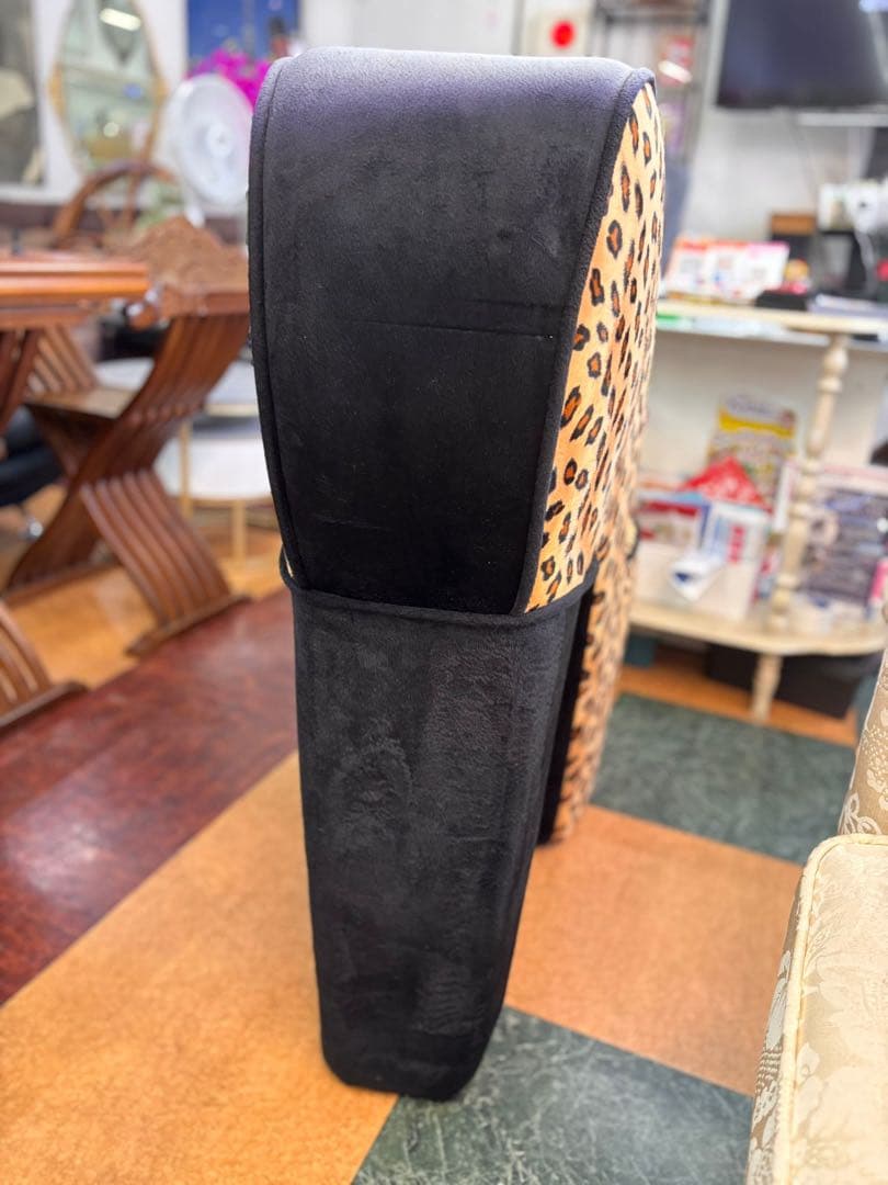 モダンヒョウ柄 ハイヒール型ソファインパクトのあるユニークなデザイン