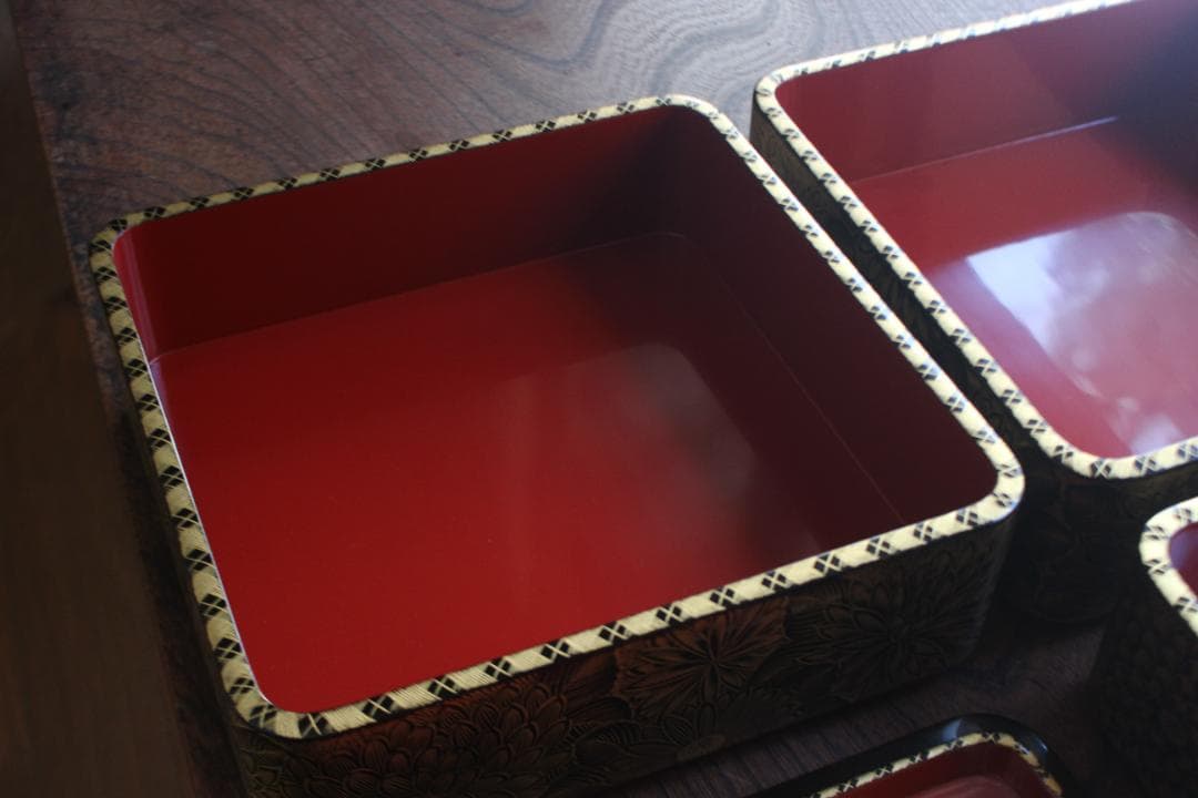 デッドストック！上質内朱黒漆に極上菊詰沈金の映える輪島塗三段重（検重箱お重