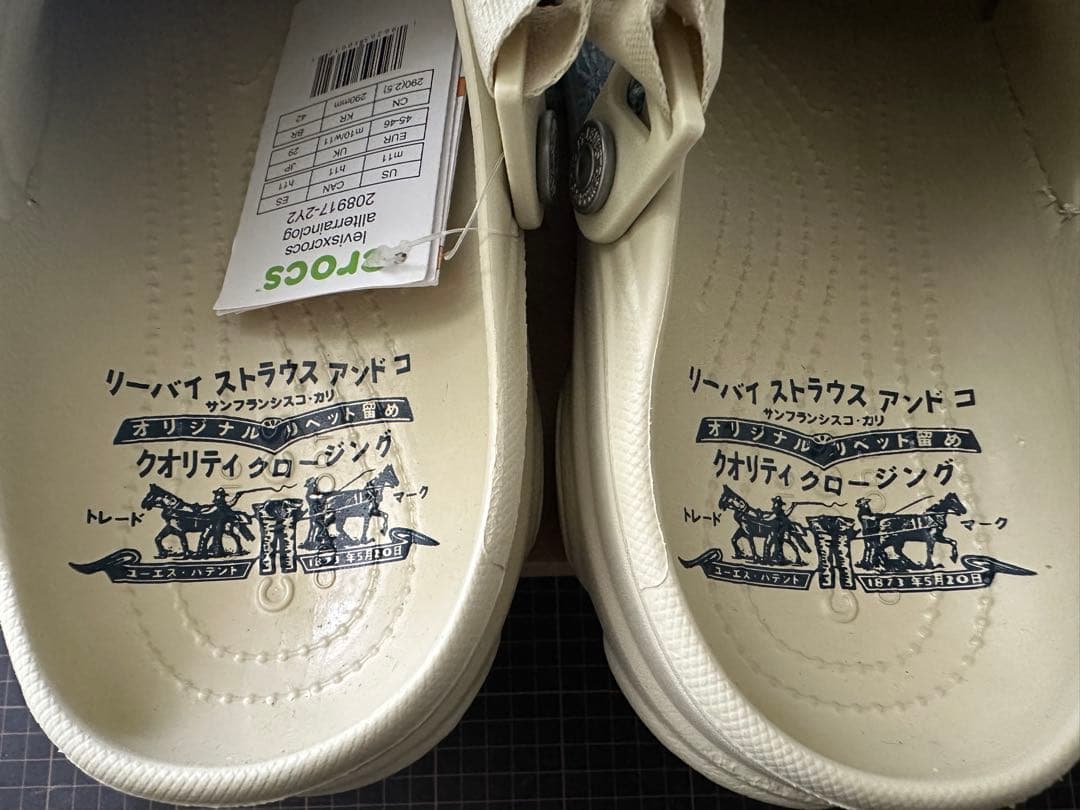 LEVI’S x crocs allterrainclog US11 DENIM