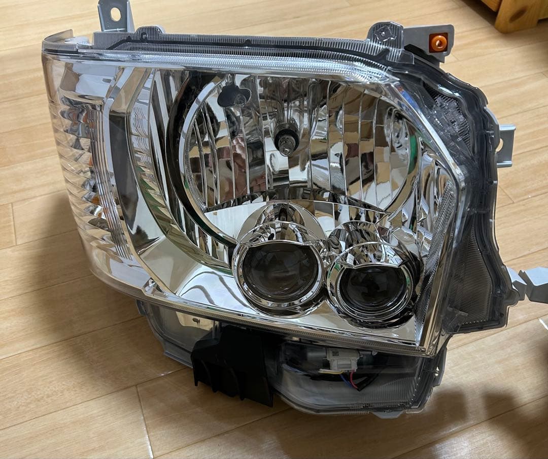 T*房様 新車外し　公道未走行　トヨタ　ハイエース200系純正LEDヘッドライト