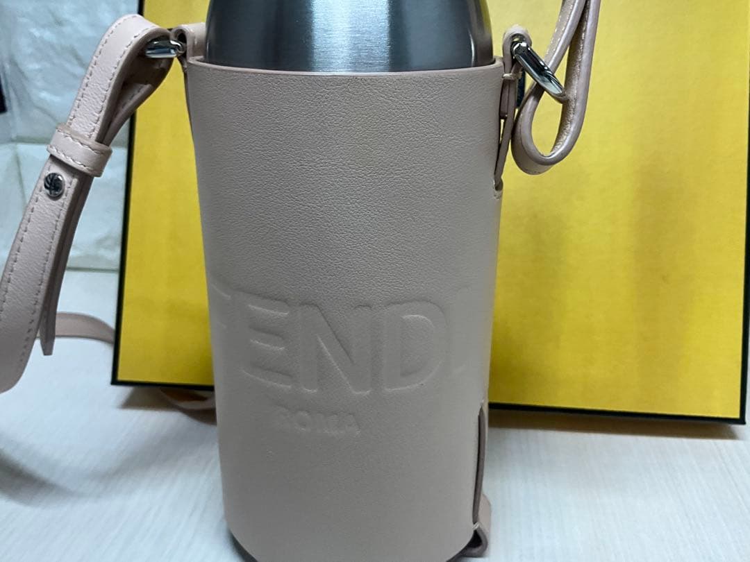 フェンディ　美品FENDI ピンクレザー水筒カバー