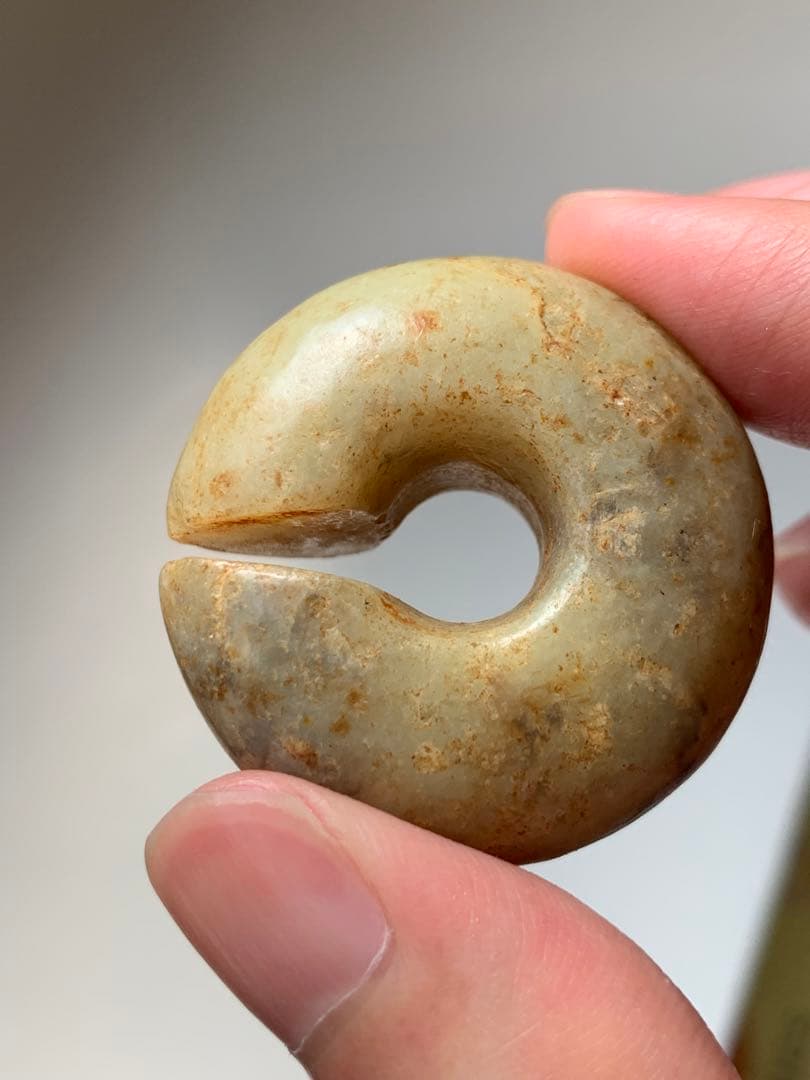 紅山文化　中国勾玉　紀元前3000年　出土　和田玉　翡翠勾玉　石器　土器　根付