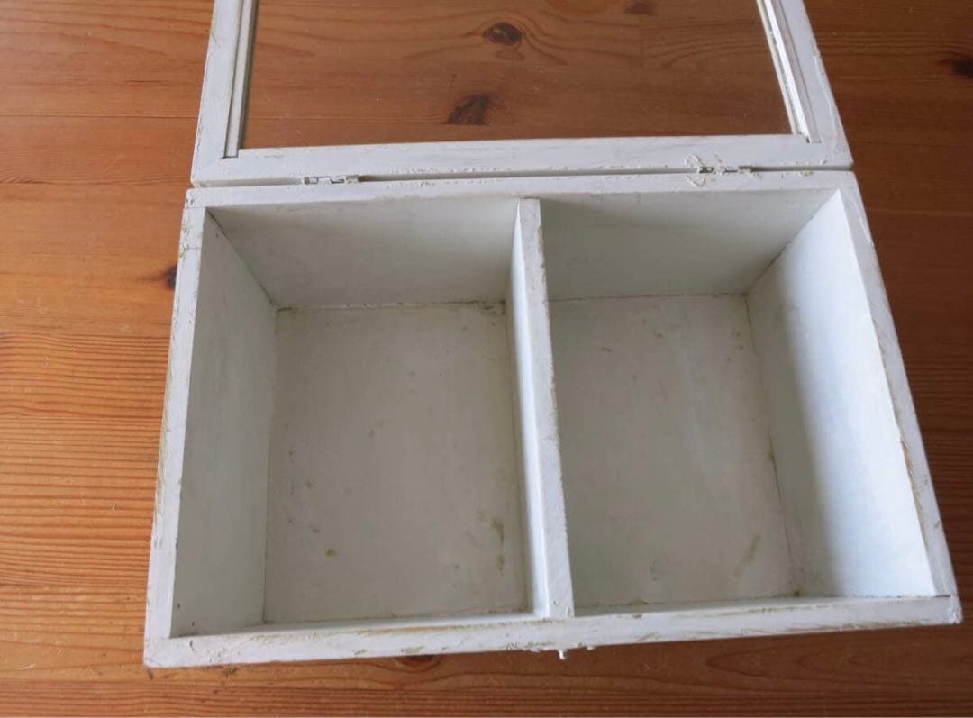 古家具、アンティーク、白いペンキの剥げたガラス蓋付き木製ボックス昭和レトロ