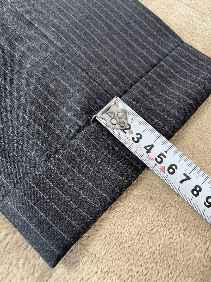 テツヤカンダ サルトリアーレの、仕立ての良い微光沢ゼニア生地がエレガントなスーツ