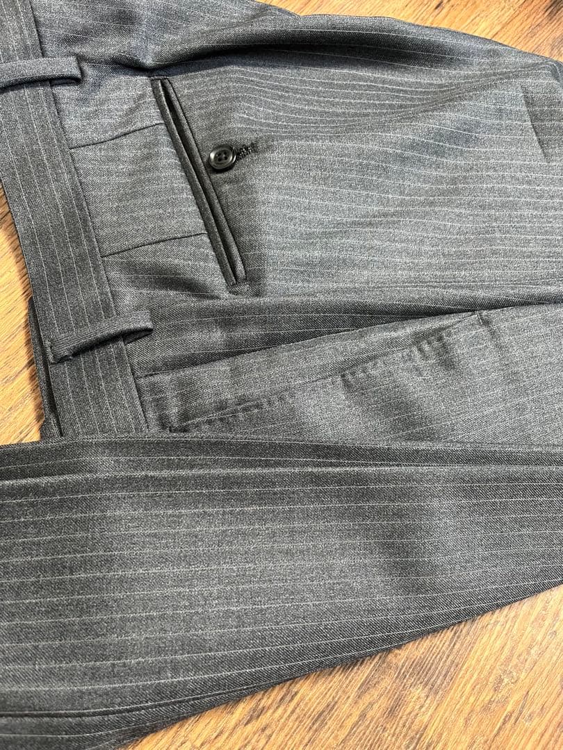 テツヤカンダ サルトリアーレの、仕立ての良い微光沢ゼニア生地がエレガントなスーツ