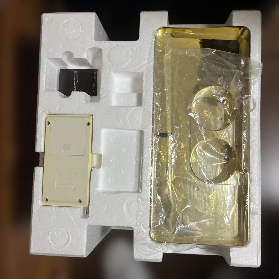 オムニボットたぶん初代のかと思います箱の色は白ですがロボットの色はゴールドです、