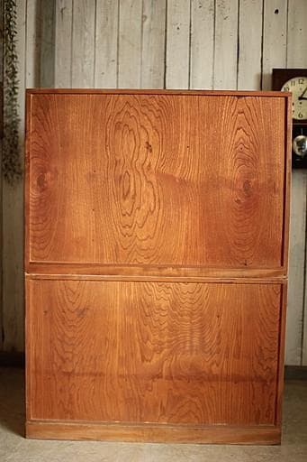 古い木枠のガラス戸棚　木製引き出し8杯