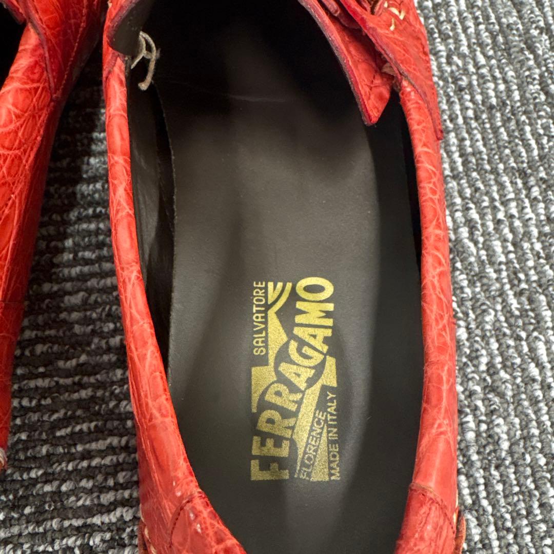 Ferragamo レッド クロコダイル風ローファー