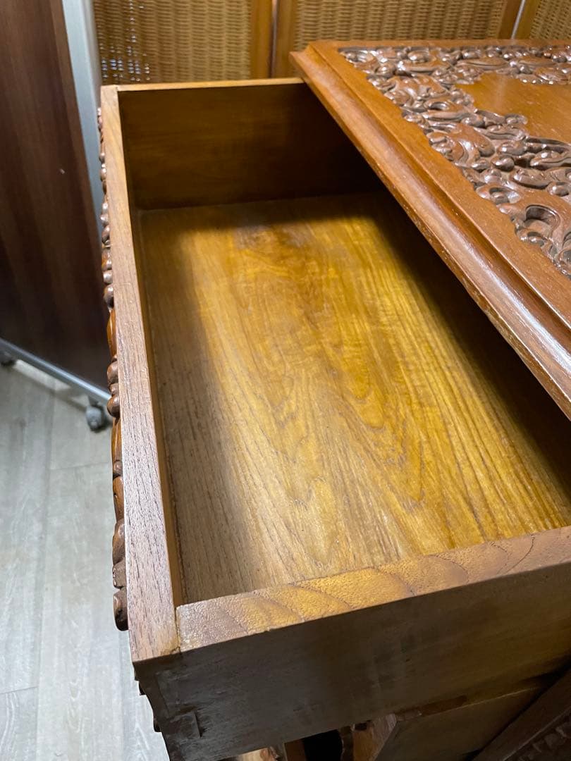 アジアン家具　猫脚　キャビネット　木製彫刻入り4段チェスト