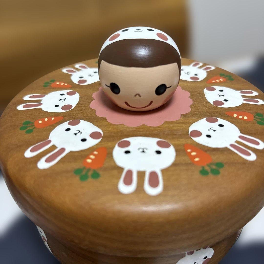 木絵雑貨　ウサギと女の子の木製小物入れ