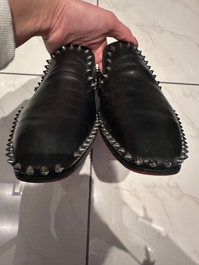 じぇねらりすと　クリスチャンルブタン 革靴　スタッズ