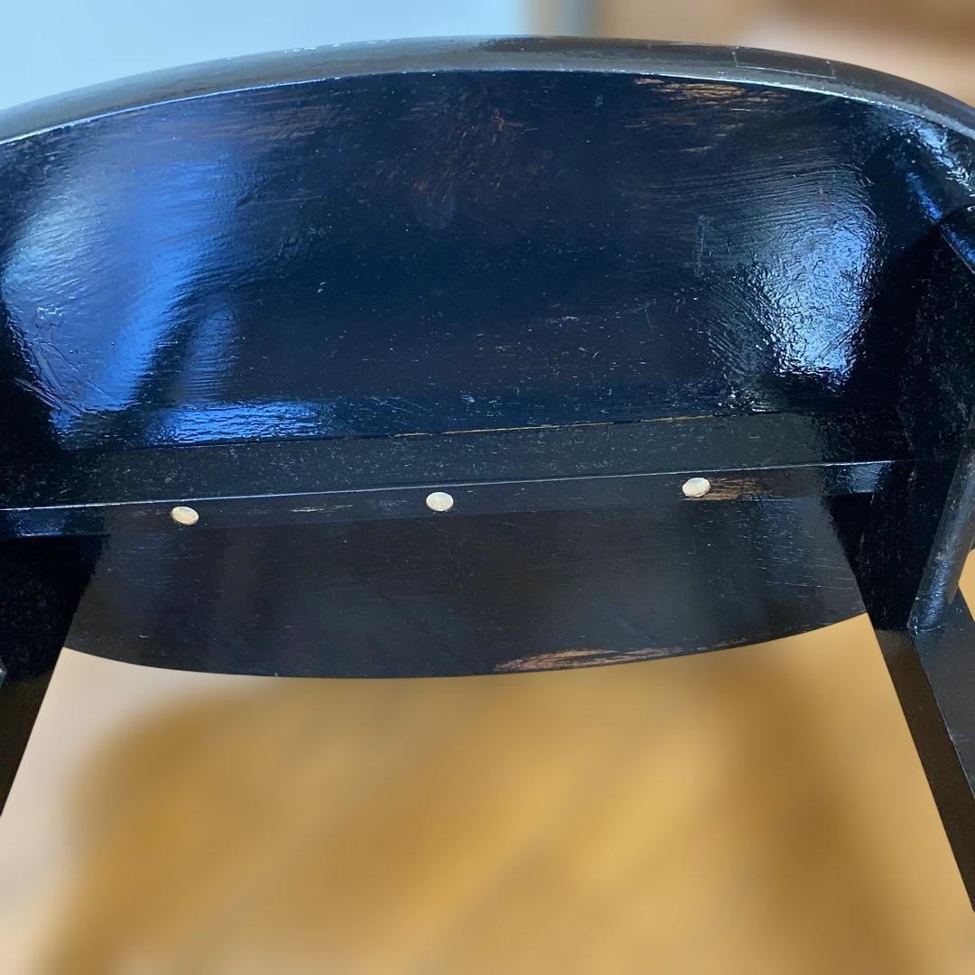 黒い木製楕円形ラック 下部収納付き