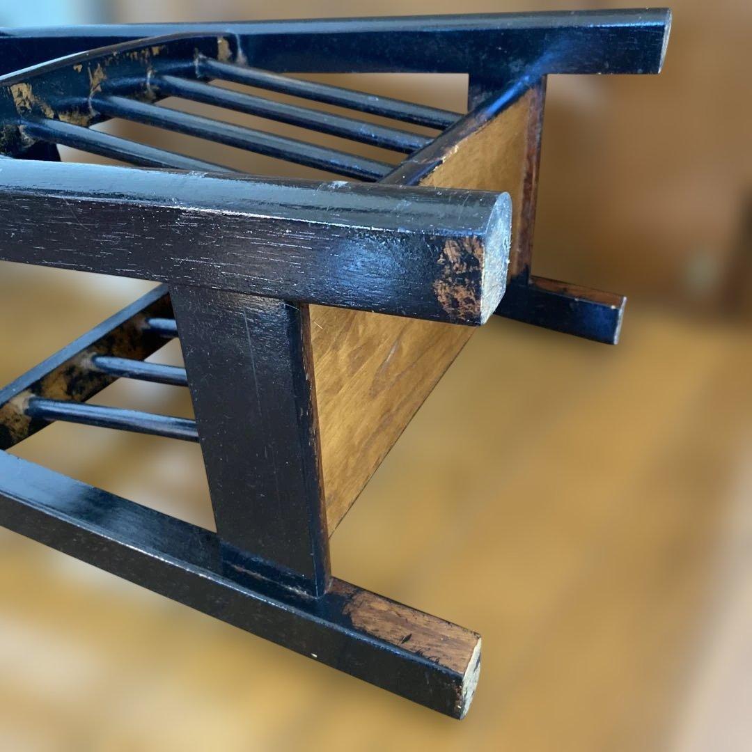 黒い木製楕円形ラック 下部収納付き