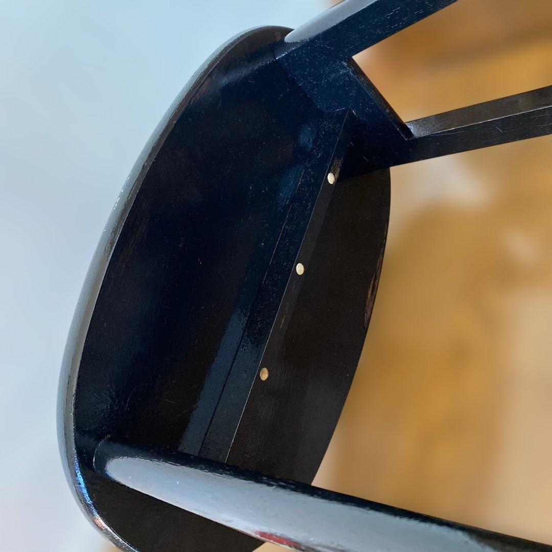 黒い木製楕円形ラック 下部収納付き