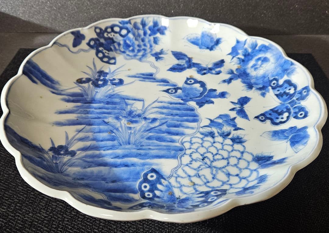 【上作品❗】江戸時代後期　古伊万里　染付　菖蒲に11蝶々図　輪花33.3cm大皿