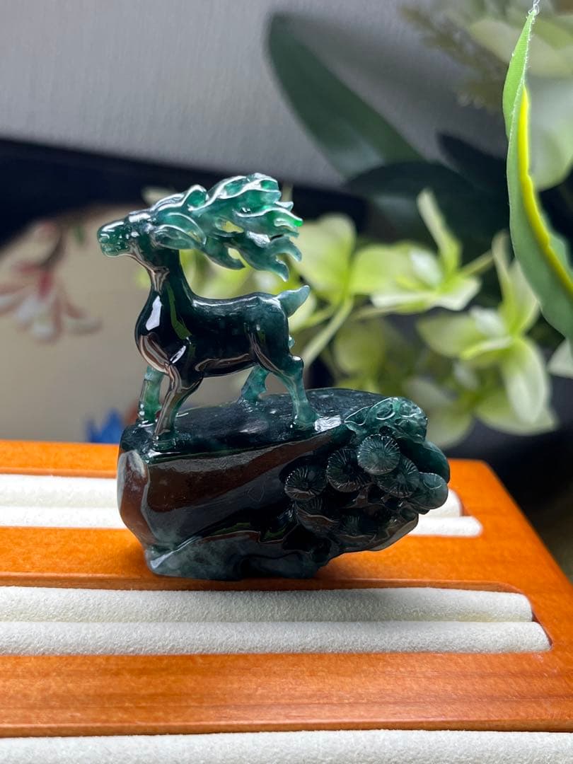コレクション品❣️新入荷❣️天然A貨翡翠　原石刻み精巧なエゾシカ　鑑定書付き