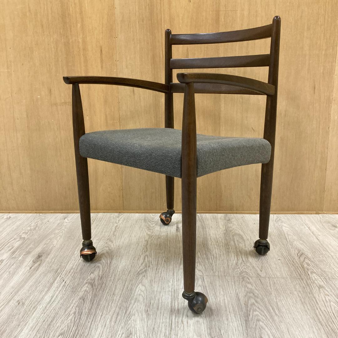 【柏木工】ナラ材　アームチェア　椅子　ダイニングチェア　キャスター付き